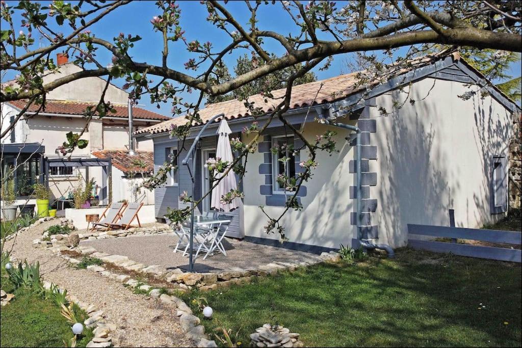 Вилла Chez Camille Verines  Экстерьер фото